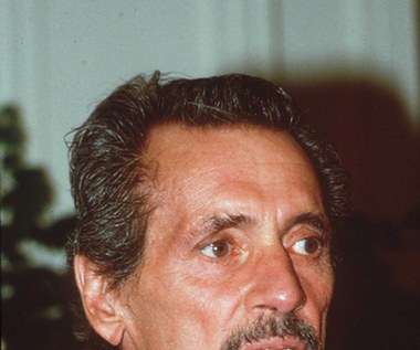 Na początku lat 80. Rock Hudson zaczął mieć kłopoty ze zdrowiem. O tym, że ma AIDS dowiedział się przypadkowo w czerwcu 1984 roku. Lekarze stwierdzili, że wirusem HIV musiał zarazić się już kilka lat wcześniej. Informację o chorobie aktor starał się trzymać w tajemnicy. 

Kiedy jednak 21 lipca 1985 roku stracił przytomność w paryskim Hotelu Ritz, jego rzecznik wydał oświadczenie, w którym Rock Hudson przyznał, że cierpi na AIDS. Był pierwszą osobą publiczną, która przyznała otwarcie, że cierpi na tę chorobę. To wywołało szok.