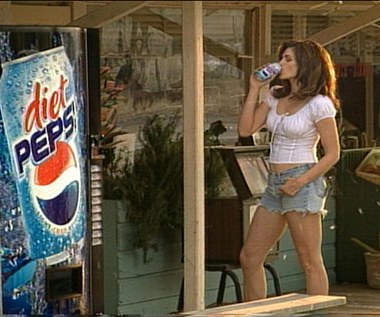 Na początku lat 90. Cindy Crawford oglądać mogliśmy w sugestywnych reklamach Pepsi.
 
W kolejnych latach Crawford oglądaliśmy jeszcze w teledyskach Jona Bon Joviego ("Please Come Home For Christmas", 1994), grupy Duran Duran ("Girl Panic!", 2011) oraz Taylor Swift ("Bad Blood", 2015).