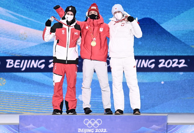 Na podium olimpijskim (od prawej): Dawid Kubacki, Ryoyu Kobayashi i Manuel Fettner /CHRISTIAN BRUNA /PAP/EPA