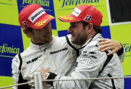 Na podium w Barcelonie Button (z lewej) i Barrichello byli w dobrych humorach /AFP