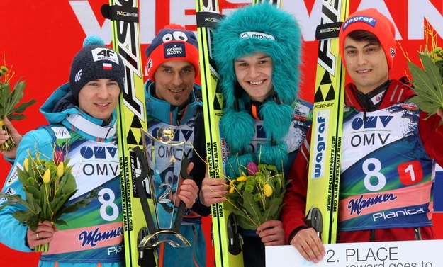 Na podium z trofeum - od lewej: Kamil Stoch, Piotr Żyła, Klemens Murańka i Maciej Kot /Grzegorz Momot /PAP