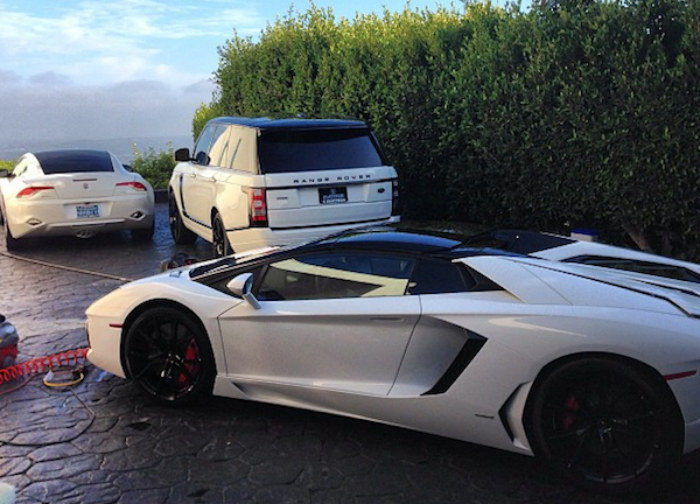 Na podjeździe jego rezydencji ciężko znaleźć samochód wart mniej niż kilkaset tysięcy dolarów /@danbilzerian Instagram /materiały prasowe