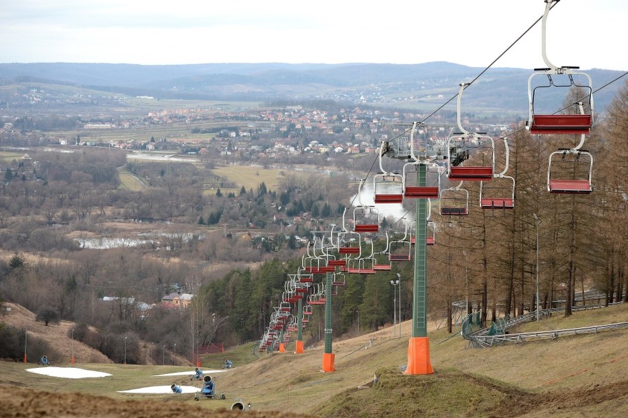 Na Podkarpaciu (poza wysoką partią Bieszczad) panuje typowo wiosenna aura z temperaturą dochodzącą do 10 stopni C. Na zdjęciu stok narciarski w Przemyślu /Darek Delmanowicz /PAP
