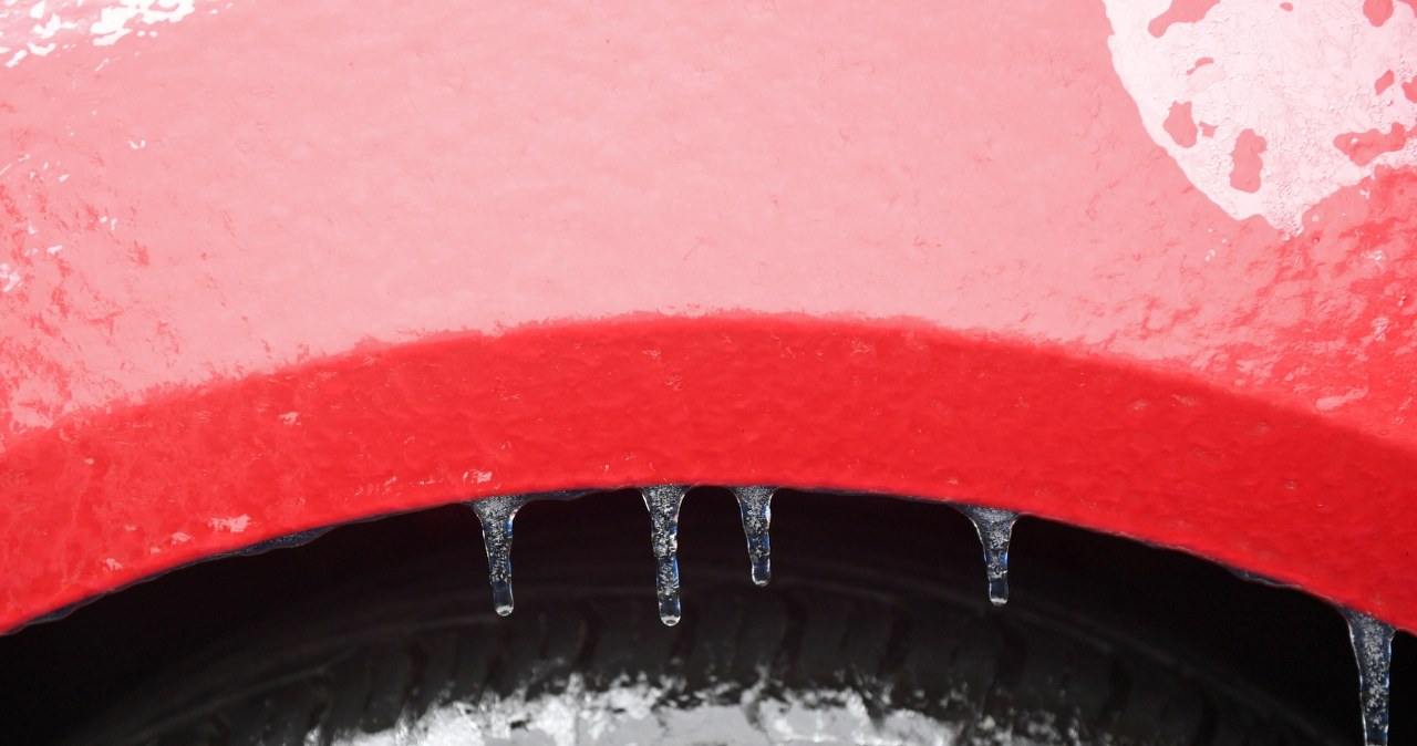 Na podkarpackich drogach panowała w czwartek gołoledź. IMGW wydał kolejne ostrzeżenie /Darek Delmanowicz /PAP