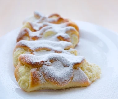 Na podwieczorek zaserwuję dziś bułeczki budyniowe. Od razu robię podwójną porcję, bo rodzina je uwielbia