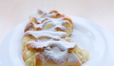 Na podwieczorek zaserwuję dziś bułeczki budyniowe. Od razu robię podwójną porcję, bo rodzina je uwielbia