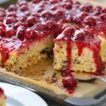 Na podwieczorek zrób puszyste ciasto stracciatella. Kwaśne wiśnie świetnie podbijają jego smak