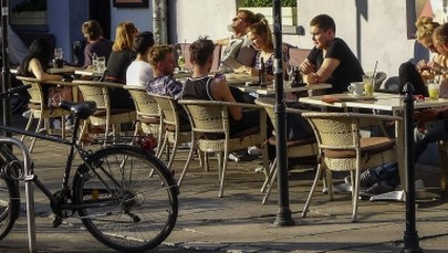 Na podwójnym gazie wjechała w bar. Kobieta staranowała ogródek w Krynicy Morskiej