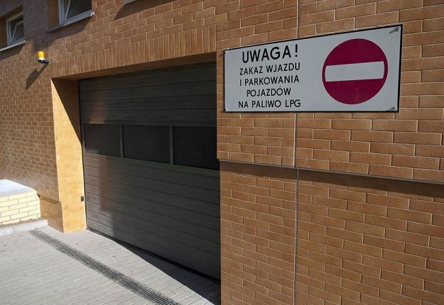 Na podziemnych parkingach nie wolno trzymać aut z LPG / Fot: Michał Kość /Reporter