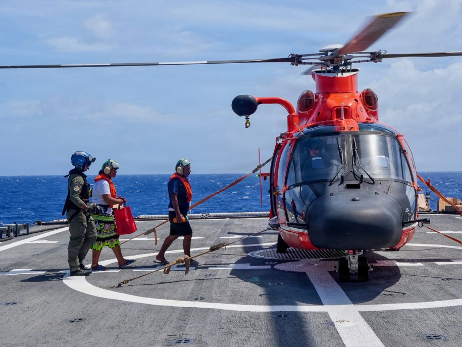 Na pokładzie łodzi była trzyosobowa rodzina - kobieta i dwóch mężczyzn /U.S. Coast Guard Forces Micronesia Sector Guam /Twitter