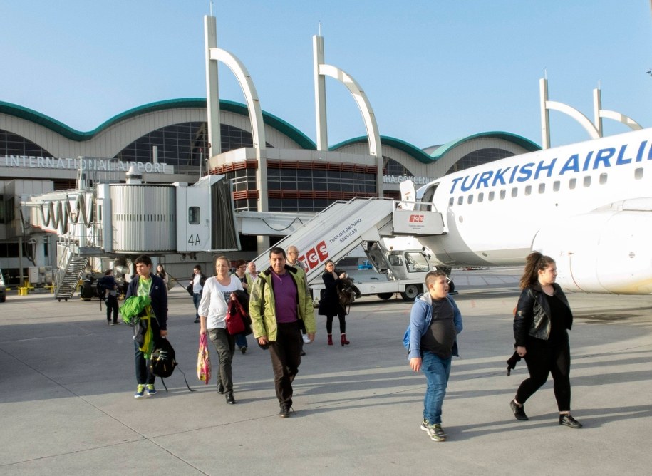 Awaryjne lądowanie samolotu. Zapali się silnik