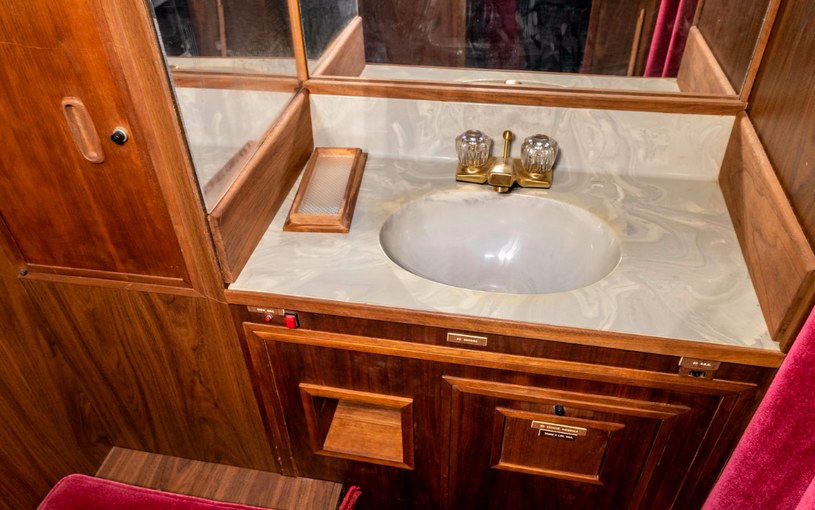 Na pokładzie samolotu Presleya - toaleta zachowała się w dobrym stanie  / zdjęcie: Mecum Auctions /domena publiczna