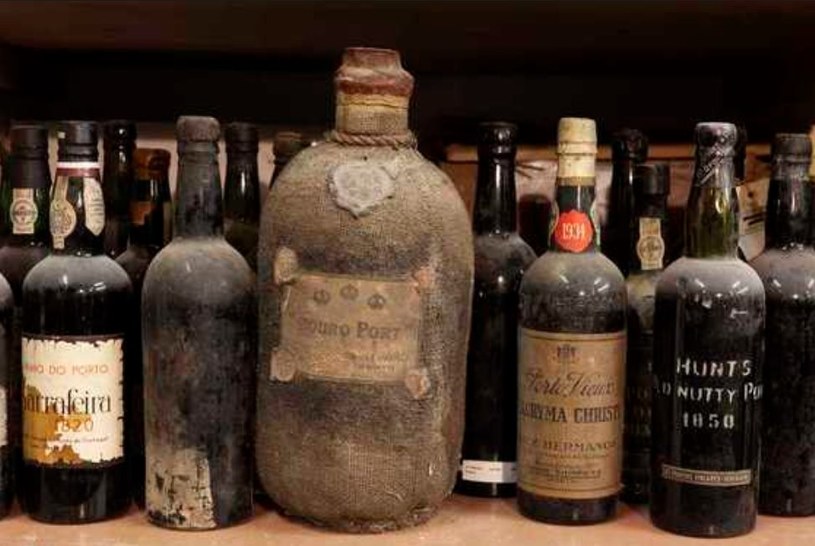 Na półkach królują zakurzone butelki z trzech ostatnich stuleci /Getty Images/Flash Press Media