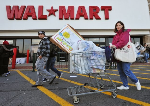 Na półki sklepów sieci Wal-Mart wraca 300 tanich produktów, które wcześniej wycofano /AFP