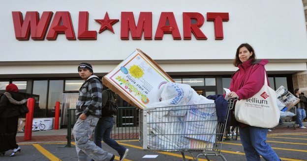Na półki sklepów sieci Wal-Mart wraca 300 tanich produktów, które wcześniej wycofano /AFP