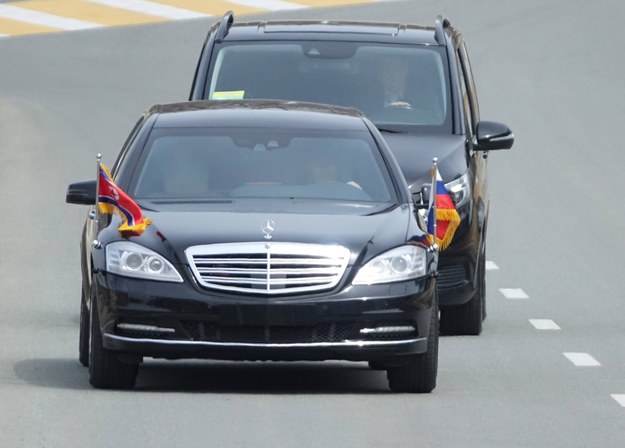 Na północnokoreańskiego przywódcę, który dotarł tam swym specjalnym pociągiem, czekały już jego dwie limuzyny, Mercedes Maybach S600 Pullman Guard i Mercedes Maybach S62 /YONHAP   /PAP/EPA