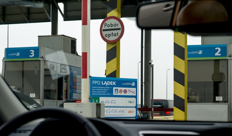 Na polskich autostradach funkcjonują dwa sposoby organizacji bramek do pobierania płatności - tzw. system zamknięty i otwarty. /Andrzej Iwańczuk/Reporter /East News