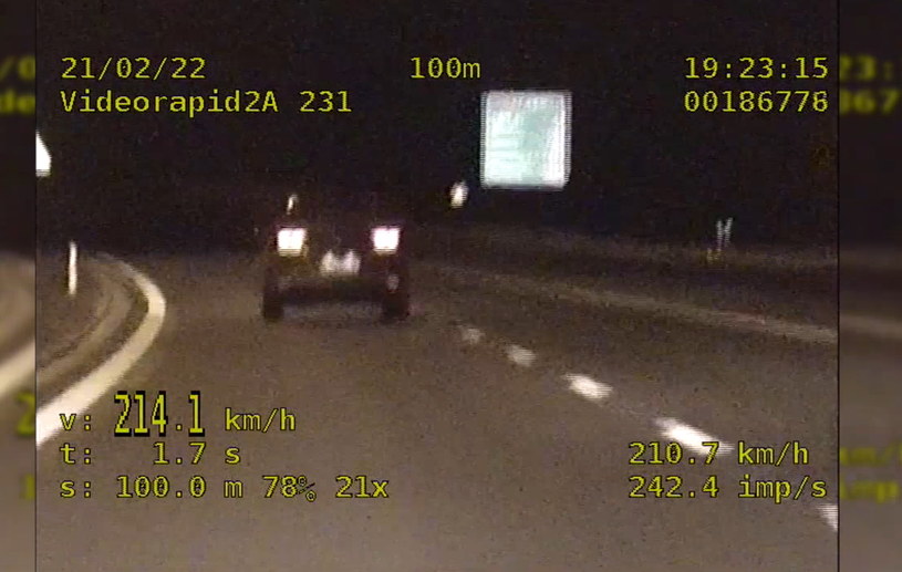 Na polskich autostradach i drogach ekspresowych obowiązują ograniczenia prędkości... /Policja