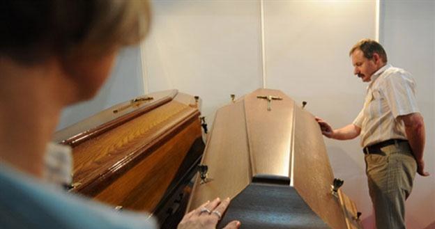 Na polskim rynku działa ponad 3 tys. podmiotów zajmujących się obsługą pogrzebów /AFP
