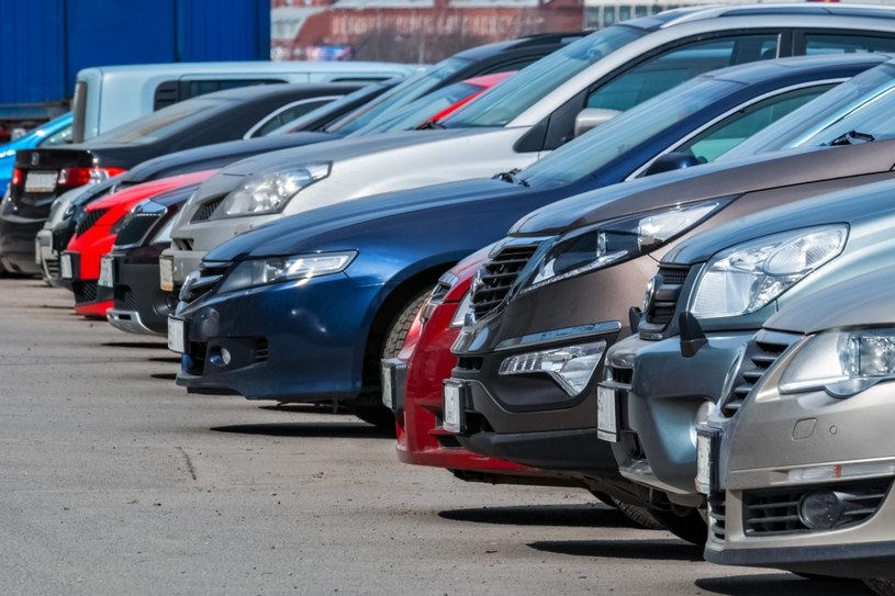 Na polskim rynku samochodów używanych królują auta w wieku 15-16 lat w cenie około 15-30 tysięcy złotych. W takich autach nietrudno o minę /123RF/PICSEL
