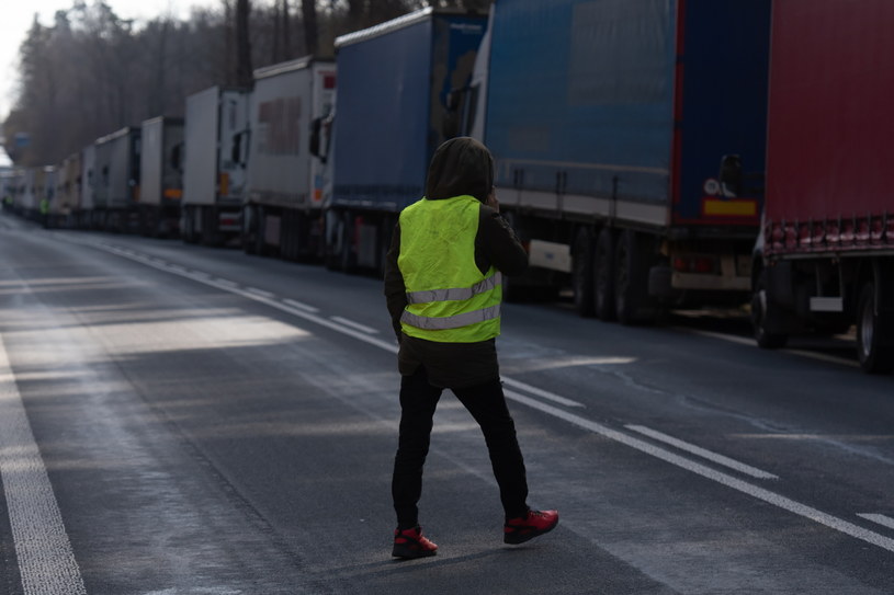 Na polsko-ukraińskich przejściach granicznych doszło do awarii systemu odpraw. Kierowcy ciężarówek oczekują już blisko dobę na powrót do Polski /PAP/WOJTEK_JARGILO /PAP