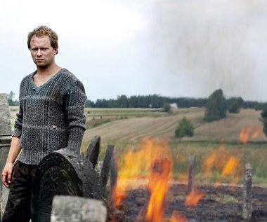 Na polu obok gospodarstwa Józek ustawił ponad 300 płyt pochodzących z żydowskich nagrobków. Płytami tymi Niemcy podczas II wojny utwardzili pobliską drogę - tłumaczy bratu Józef. "To ludzie przecież byli. Musiałem" - mówi o Żydach, których nazwiska widnieją na płytach, i o swojej decyzji - fot. Apple Film Production/Marcin Makowski, dystr. Monolith Films