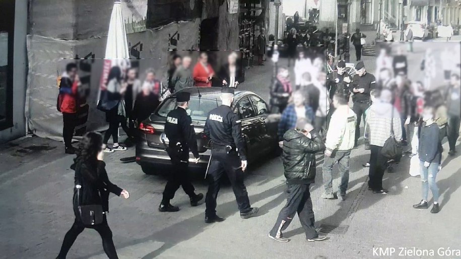 Na pomoc od razu ruszyli przechodnie /Policja /Policja