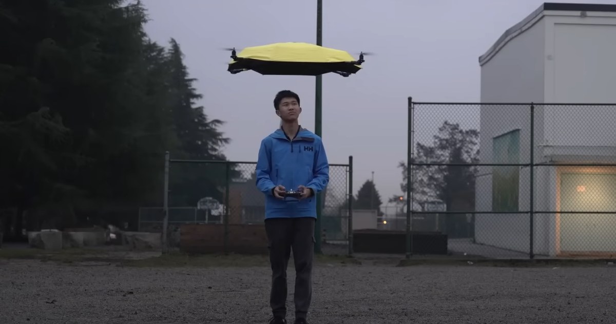 Na pomysł drona-parasola I Build Stuff nie wpadł jako pierwszy. W 2018 r. podobne rozwiązanie prezentował magik Moulla /I Build Stuff /YouTube