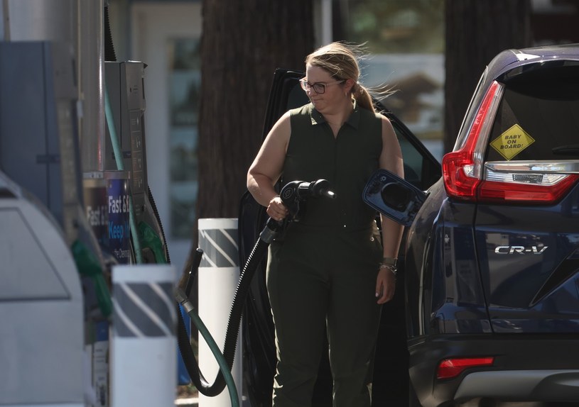 Na popularności zyskały stacje benzynowe oferujące tańsze paliwo (zdj. ilustracyjne) /AFP