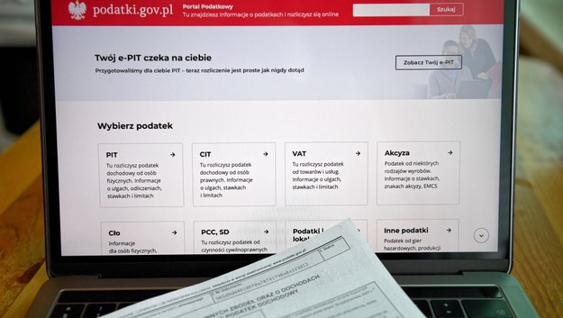 Na portalu podatkowym podatki.gov.pl można sprawdzić swoje roczne rozliczenie podatkowe, które po raz pierwszy przygotował za podatnika urząd skarbowy /Darek Delmanowicz /PAP