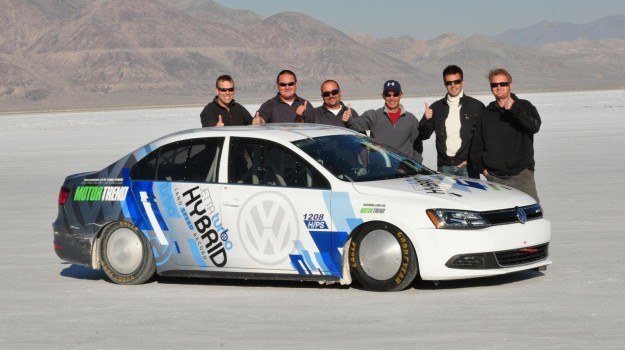 Na potrzeby bicia prędkości na dnie jeziora Bonneville karoseria Jetty została dopracowana pod kątem aerodynamiki, a jej silnik - odpowiednio zmodyfikowany. /Volkswagen