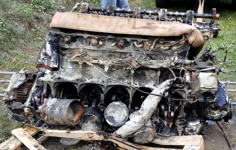 Na powierzchnię wydobyty został silnik lotniczy Jumo 211 F-1, wyprodukowany przez zakłady Mitteldeutsche Motorenwerke w Taucha koło Lipsk /Odkrywca