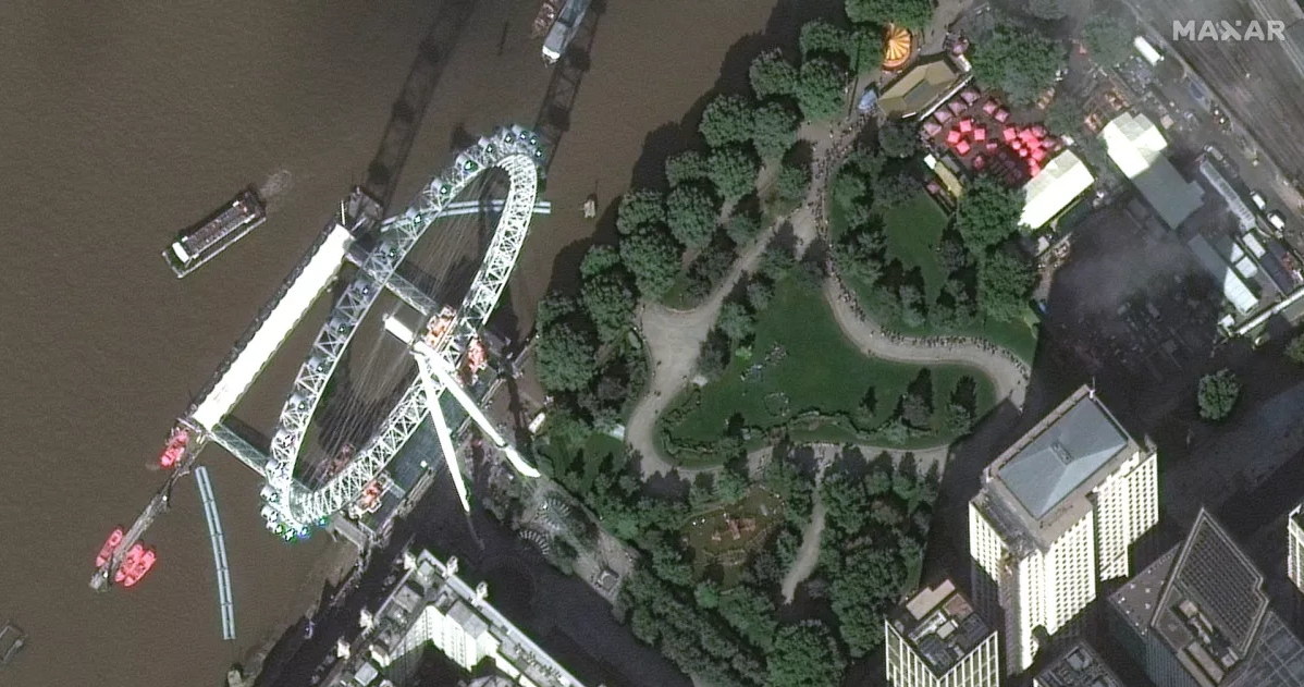 Na pożegnanie Elżbiety II do Londynu przybyły setki tysięcy osób. Na zdjęciach satelitarnych tłum widać jako ciemne plamy. / foto: Maxar Technologies /domena publiczna