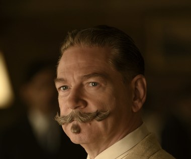 Na premierę czeka najnowszy film Kennetha Branagha "Śmierć na Nilu", w którym zobaczymy go z sumiastymi wąsami Herculesa Poirota. W postać  stworzonego przez Agathę Christie detektywa aktor wcielił się już w 2017 roku w wyreżyserowanym przez siebie "Morderstwie w Orient Expressie".

Branagh wyjaśnił, dlaczego reżyseria i zagranie postaci Poirota były dla niego naturalnym wyborem: "Miałem poczucie, że te dwie role wykonywane przez tę samą osobę doskonale do siebie przystają, gdyż zasadniczo postrzegam Poirota jako reżysera. W filmie to on prowadzi bohaterów i tak jak reżyser używa intuicji, próbując ich rozszyfrować i precyzyjnie dostosować atmosferę do poszczególnych przesłuchań".