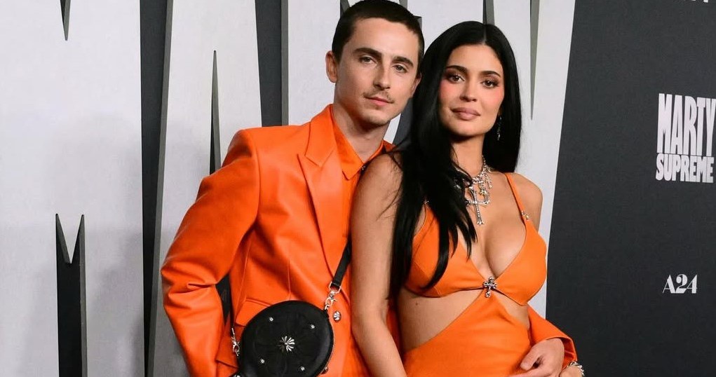 На прем’єрі фільму Marty Supreme зірки Кайлі Дженнер і Тімоті Шаламе з’явилися в ефектних помаранчевих образах /Domena publiczna