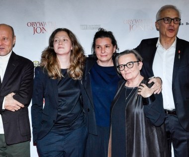 Na premierze najnowszego dzieła twórczyni m.in. nominowanych do Oscara filmów „W ciemności”, „Europa Europa” i „Gorzkie żniwa”, pojawili się twórcy: producenci Stanisław Dziedzic i Klaudia Śmieja-Rostworowska, reżyserka Agnieszka Holland, aktorzy Krzysztof Pieczyński oraz Patrycja Volny oraz autor muzyki do filmu Antoni Komasa Łazarkiewicz z żoną Mary Komasą.