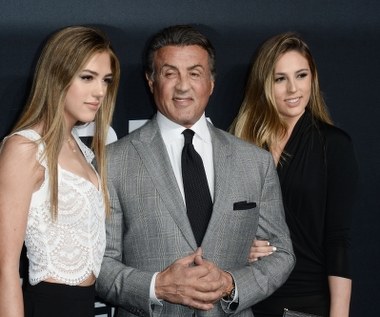 Na prezentacji nowej kolekcji marki Yves Saint Laurent Sylvester Stallone pojawił się w towarzystwie pięknych sióstr. Sistine i Sophie to córki hollywoodzkiego gwiazdora. Sistine (L) ma 17 lat, Sophie (P) jest starsza o dwa lata.