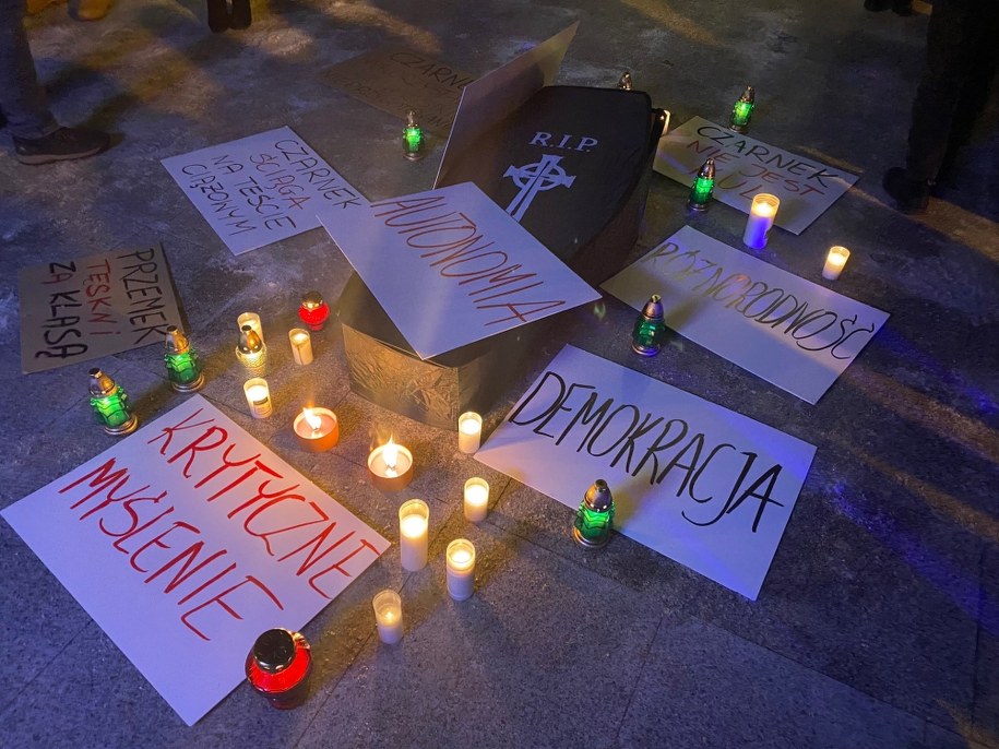 Na protest manifestujący przynieśli transparenty. /Magdalena Grajnert /RMF FM