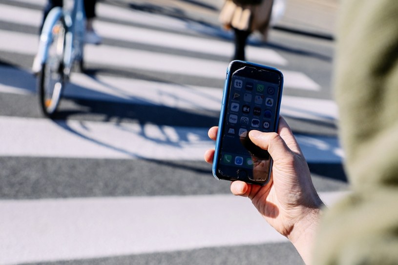 Na przejściach nie będzie wolno używać telefonów. Jeździć rowerami nie wolno od dawna /Jakub Kamiński   /East News