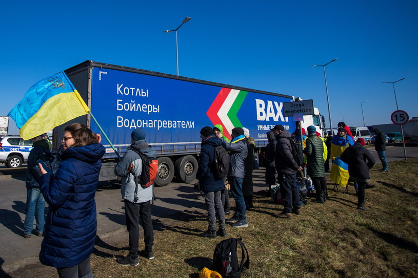 Na przejściu w Bobrownikach co tydzień odprawia się około 3,8 tys. ciężarówek - część z nich jedzie bezpośrednio z ładunkiem do Rosji. Na zdjęciu uczestnicy protestu w Kukurykach w poniedziałek 14 marca. /PAP/Bartłomiej Wójtowicz /PAP