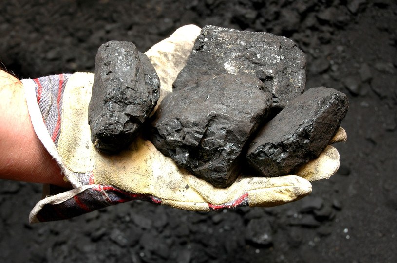 Na przykopalnianych zwałach wciąż spoczywa prawie 8 mln ton węgla /123RF/PICSEL