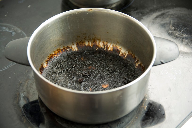 Na przypalone naczynia świetnie sprawdzi się przedmiot, który z pewnością każdy ma w swojej kuchni. /123RF/PICSEL