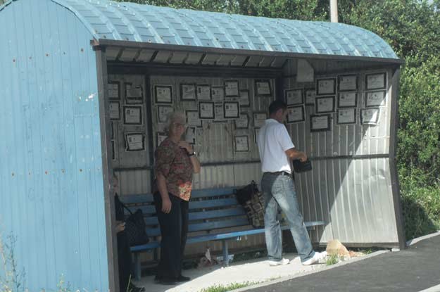 Na przystankach w Serbii czekanie na autobus można sobie umilać czytaniem... nekrologów /Informacja prasowa