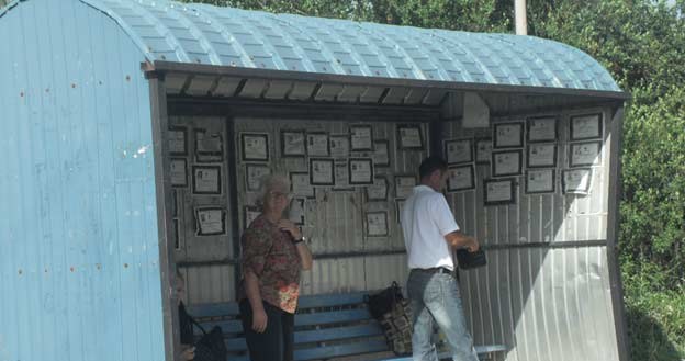 Na przystankach w Serbii czekanie na autobus można sobie umilać czytaniem... nekrologów /Informacja prasowa