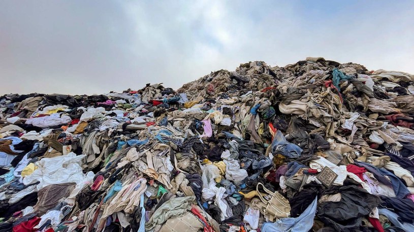 Na pustyni Atakama zalegają tysiące ton zużytych i nowych ubrań /MARTIN BERNETTI / AFP /AFP