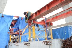 Na pylonie mostu we Wrocławiu zawisła wiecha