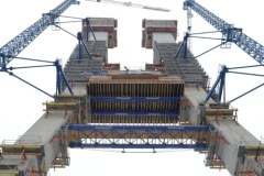 Na pylonie mostu we Wrocławiu zawisła wiecha