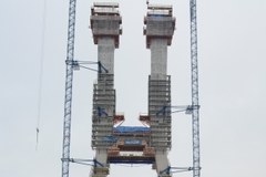Na pylonie mostu we Wrocławiu zawisła wiecha