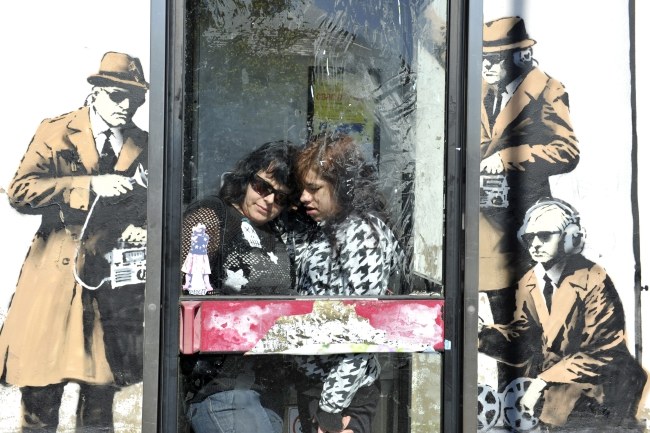 Na razie Banksy nie przyznał się oficjalnie do na stworzenia tego graffiti /Neil Munns /PAP/EPA