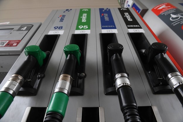 Na razie ceny paliw na stacjach benzynowych raczej przestaną spadać i powinny utrzymać się na obecnym poziomie - prognozują analitycy /Jacek Turczyk /PAP